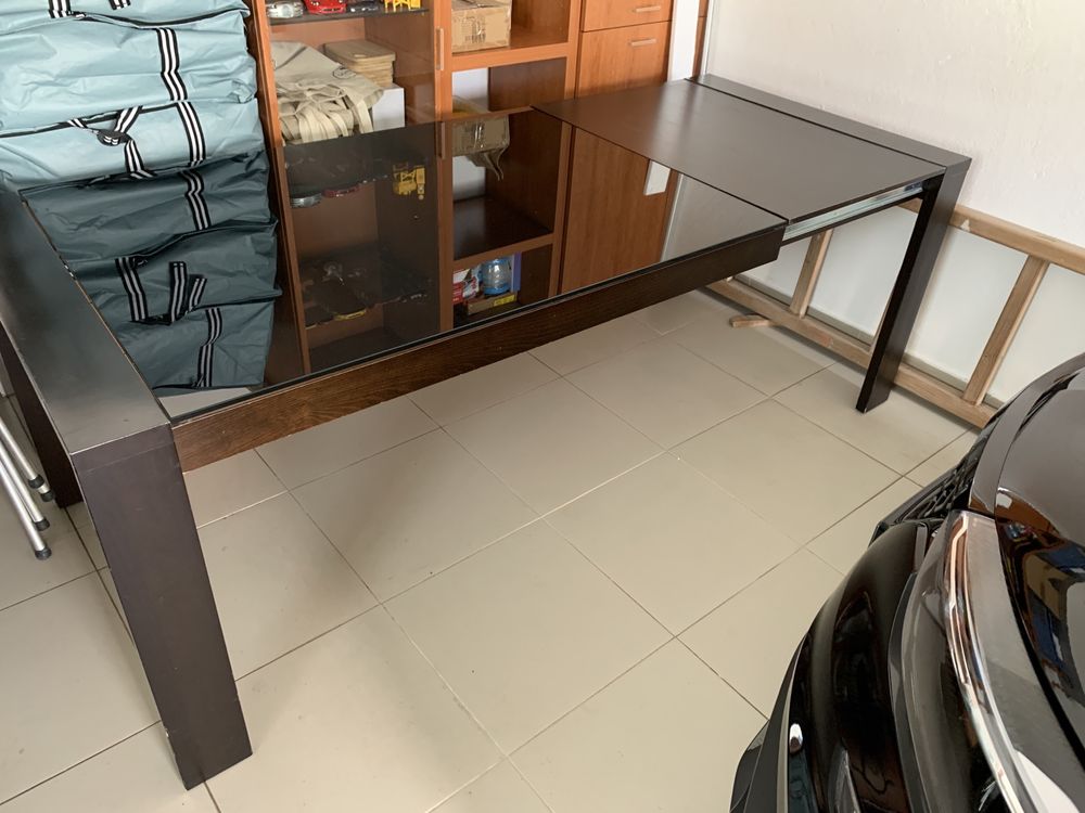 Mesa de sala extenciva castanho escura com tampo em vidro