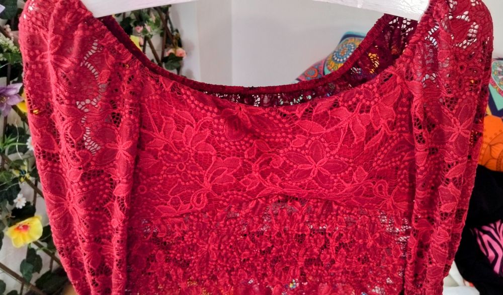 Top vermelho em renda