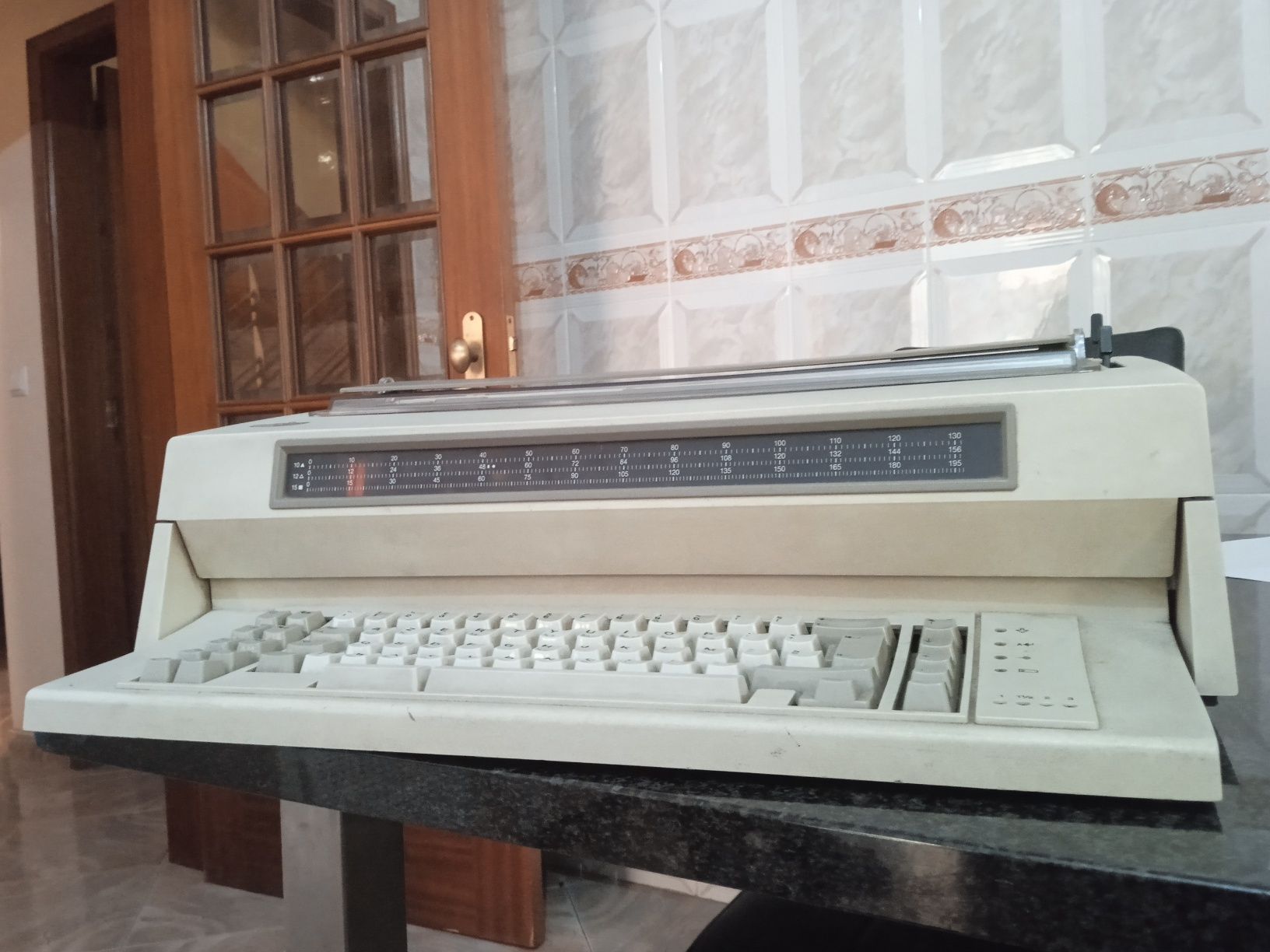 Máquina de escrever IBM 6784