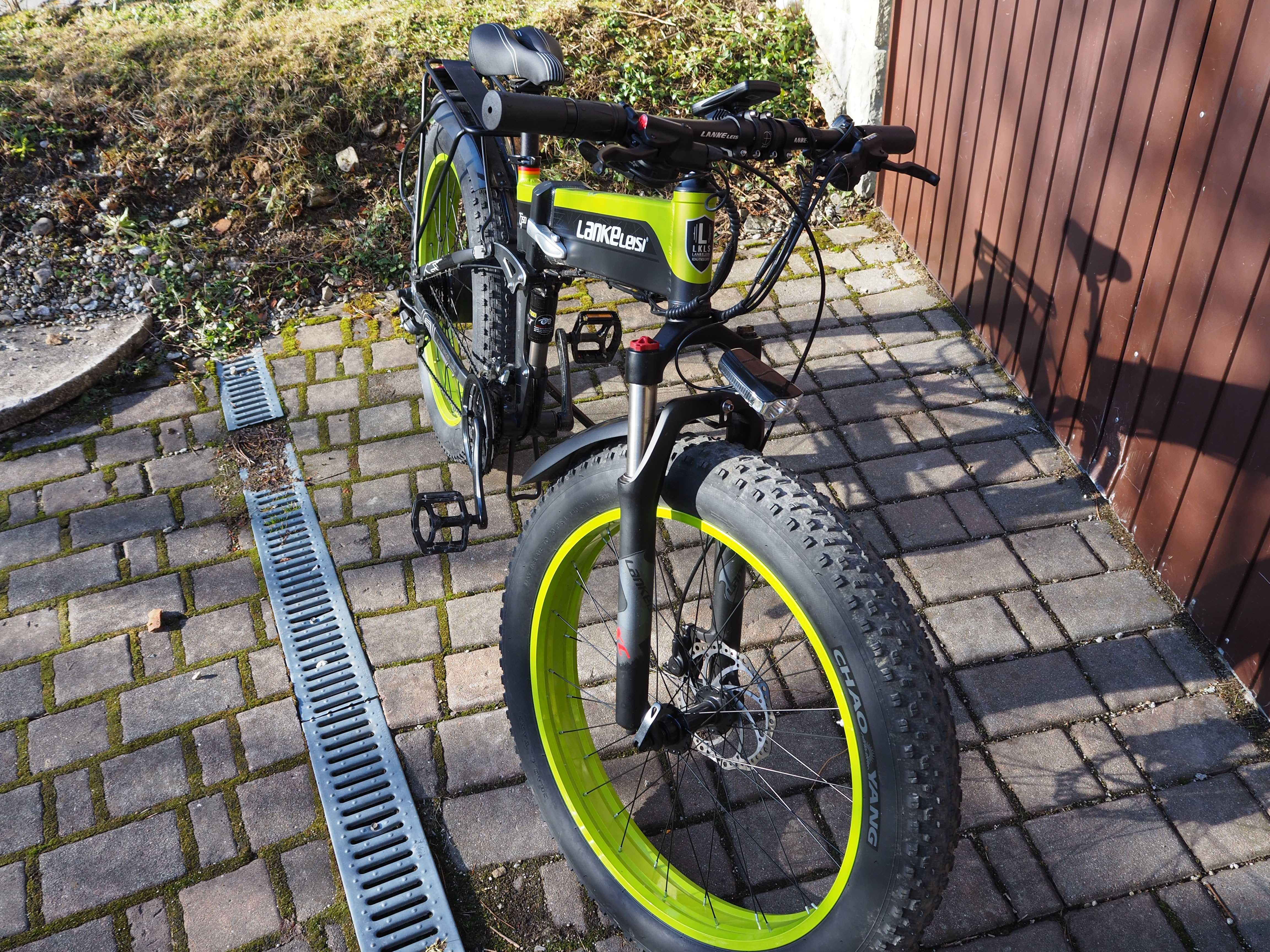 Duży elektryczny rower typu FATBIKE