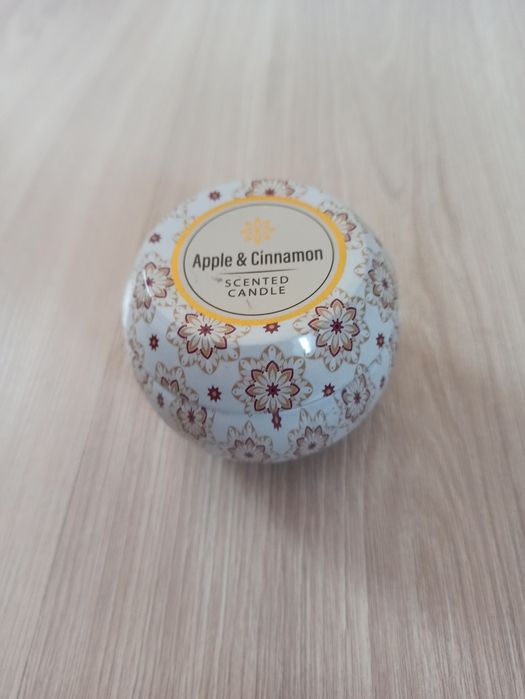 Świeczka o zapachu jabłka i cynamonu
