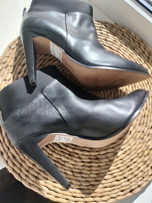 Фірмові ботільйони черевики Clarks.