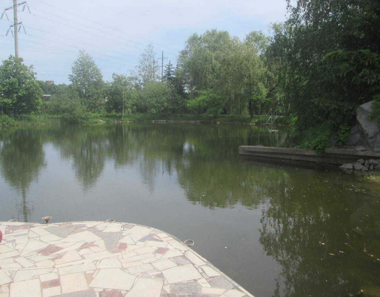 Продаж комплексу будівель з власним озером