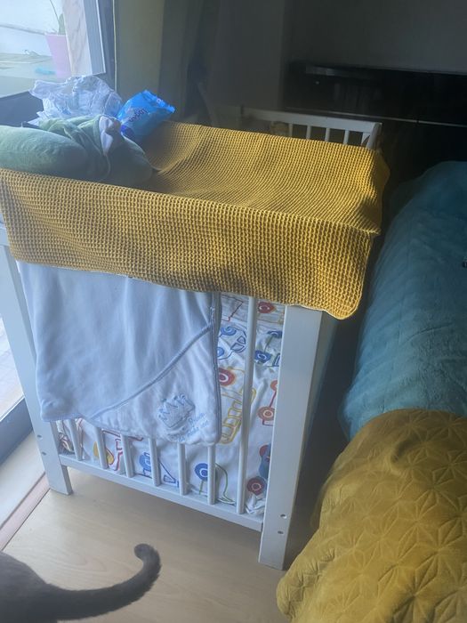 Vendo berco que faz de cama ikea,barra de protecao e com muda fraldas