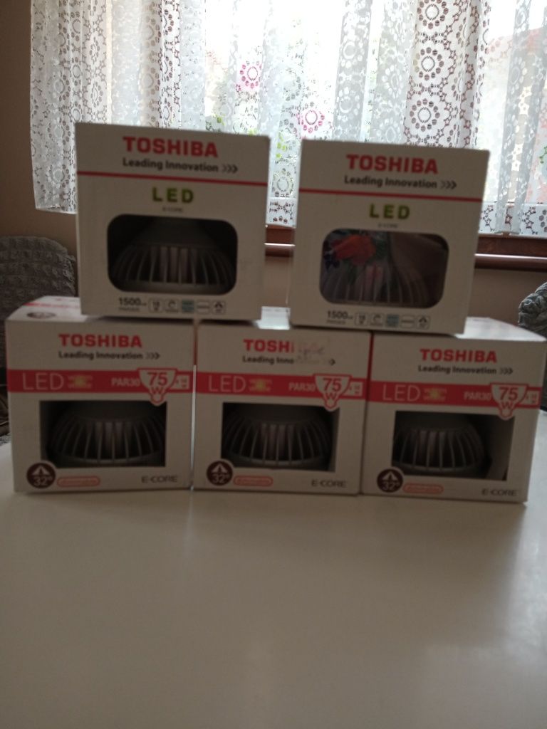 Żarówki żarówka Toshiba LED 16W Nowe