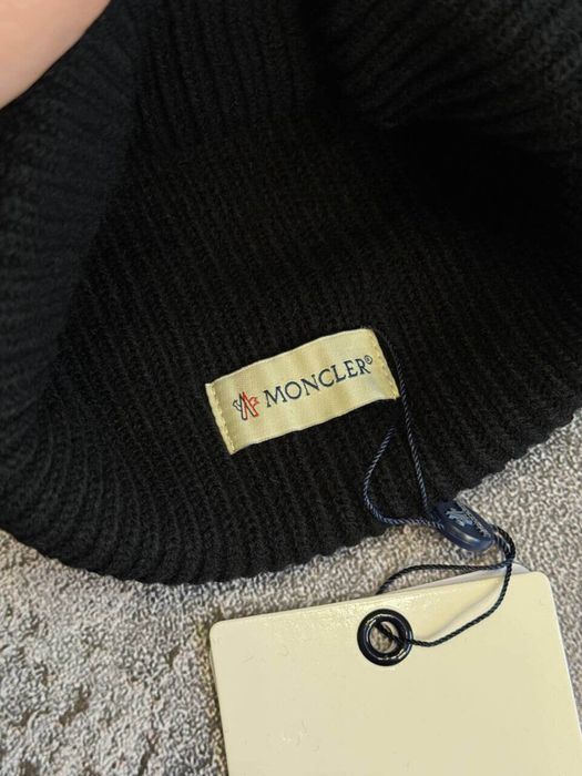 Продам шапку Moncler