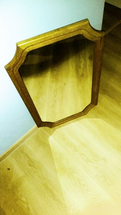 Lustro wiszące w drewnianej ramie