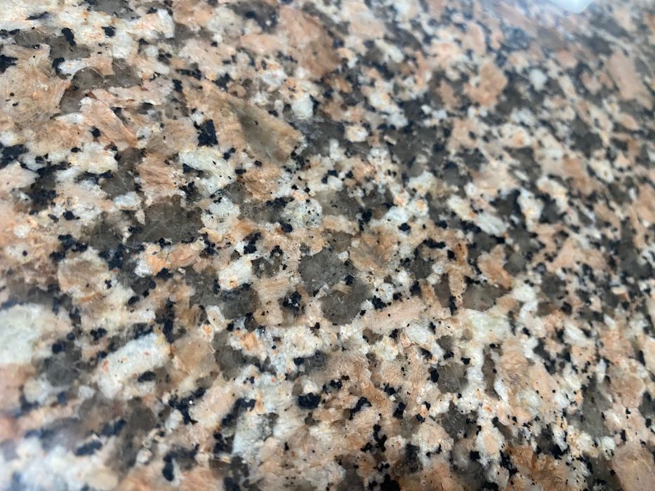 Mesa de madeira com tampo de granito