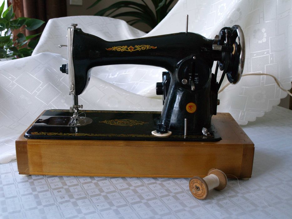 Elektryczna maszyna do szycia z 1984r.