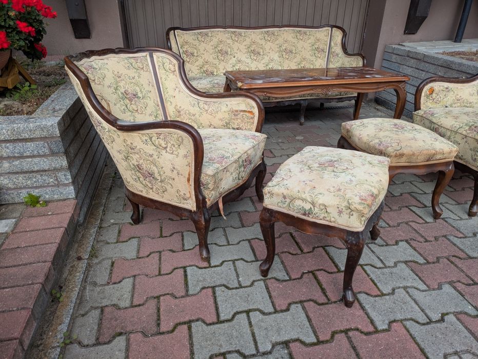 Zestaw mebli w stylu biedermeier – sofa, fotele, taborety, stolik