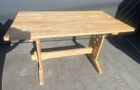 Drewniany stół rzeźbiony