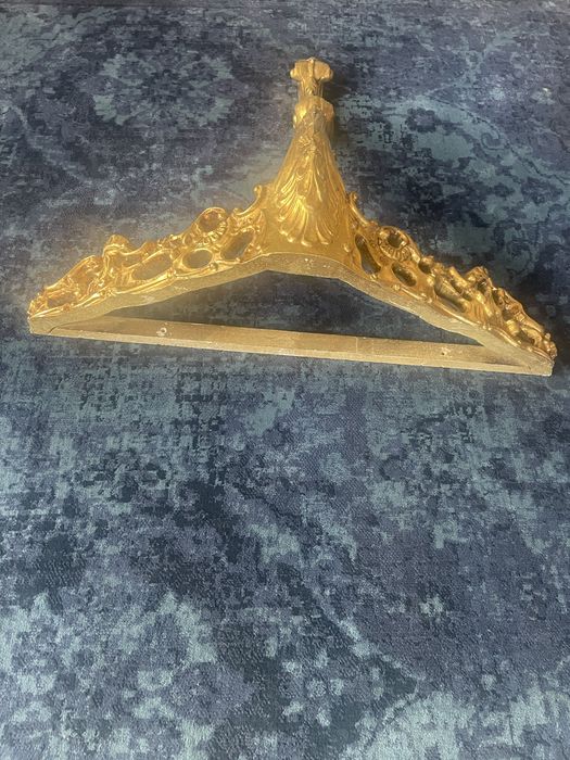 Ekskluzywny komplet neorokoko – złocone lustro i konsola z marmurem