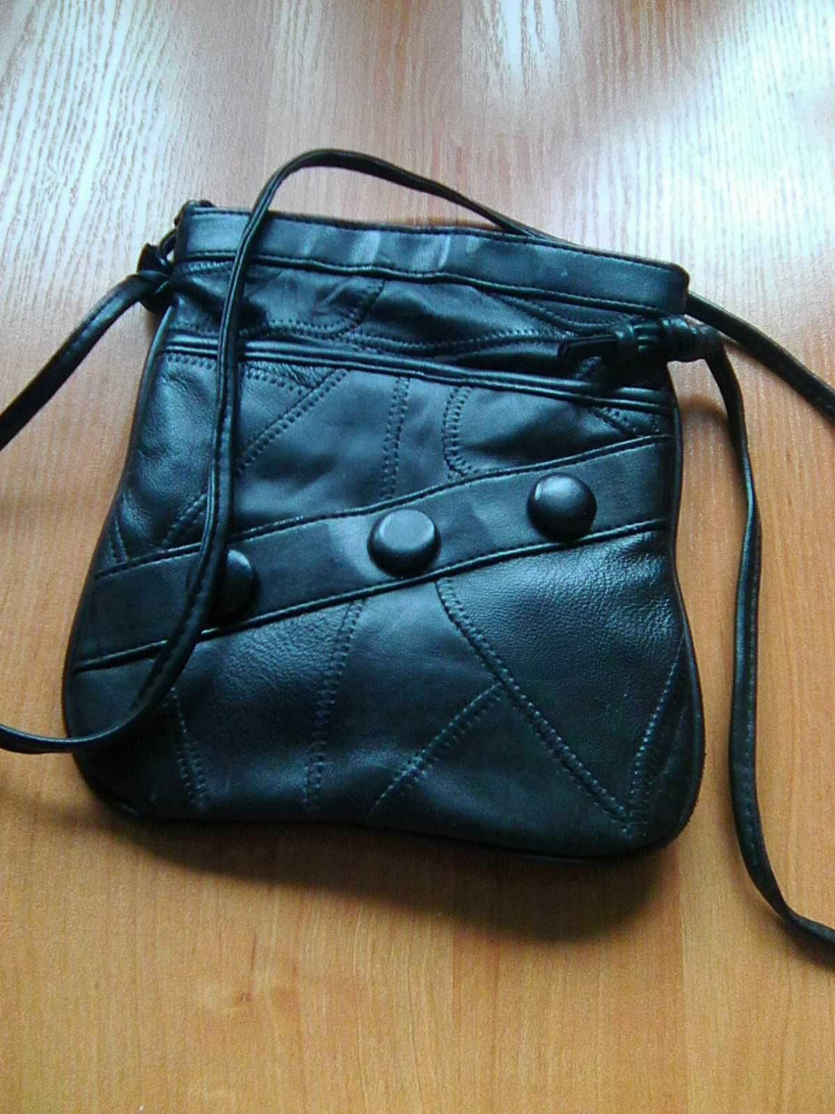 Czarne torebki dla kobiety