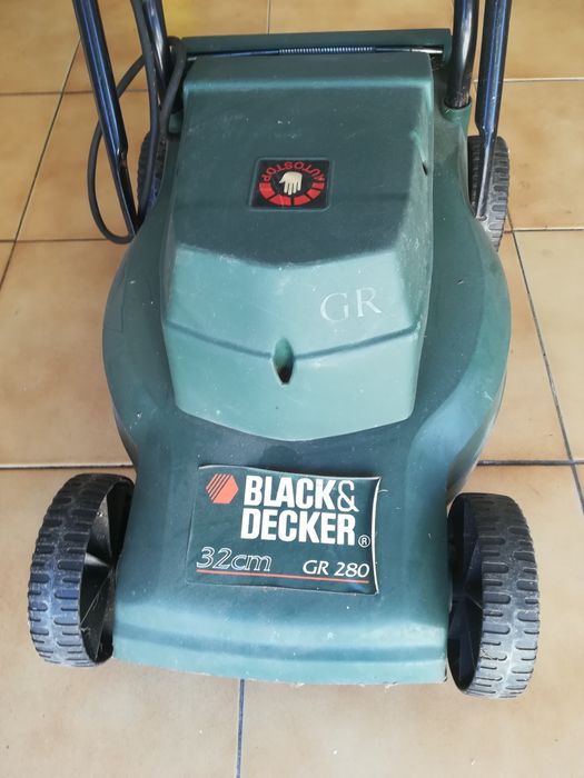 Vendo esta máquina de cortar relva  Black e decker