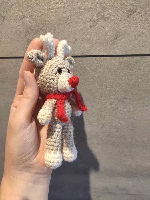 Renifer na szydełku beżowy z szalikiem super