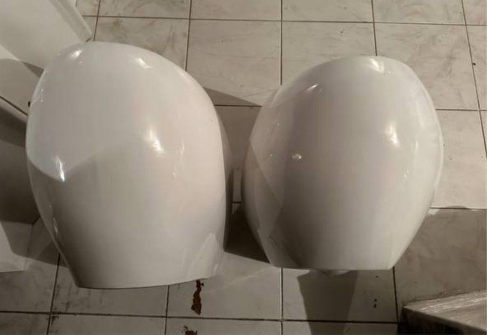 Унитаз подвесной керамический с крышкой.