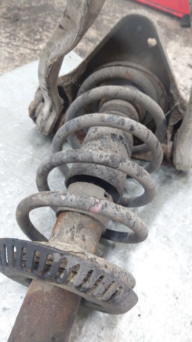 VW Audi A4 B5 Passat B5 Amortyzator Mocowanie Wspornik Prawy Przód