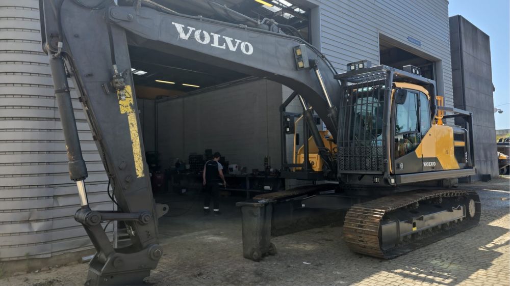 Escavadora Volvo EC220EL C/ Proteções Florestais