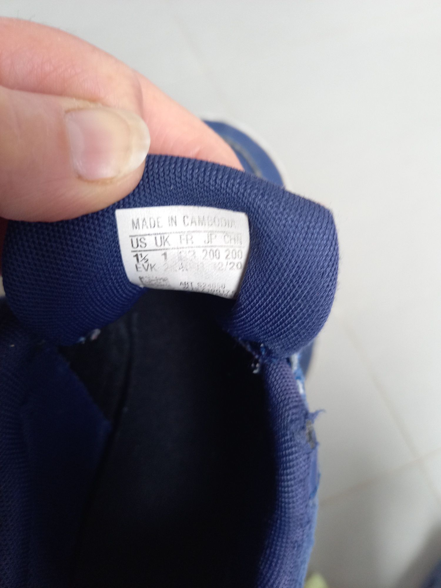 Adidasy niebieskie chłopięce rozmiar 33 i skarpetki