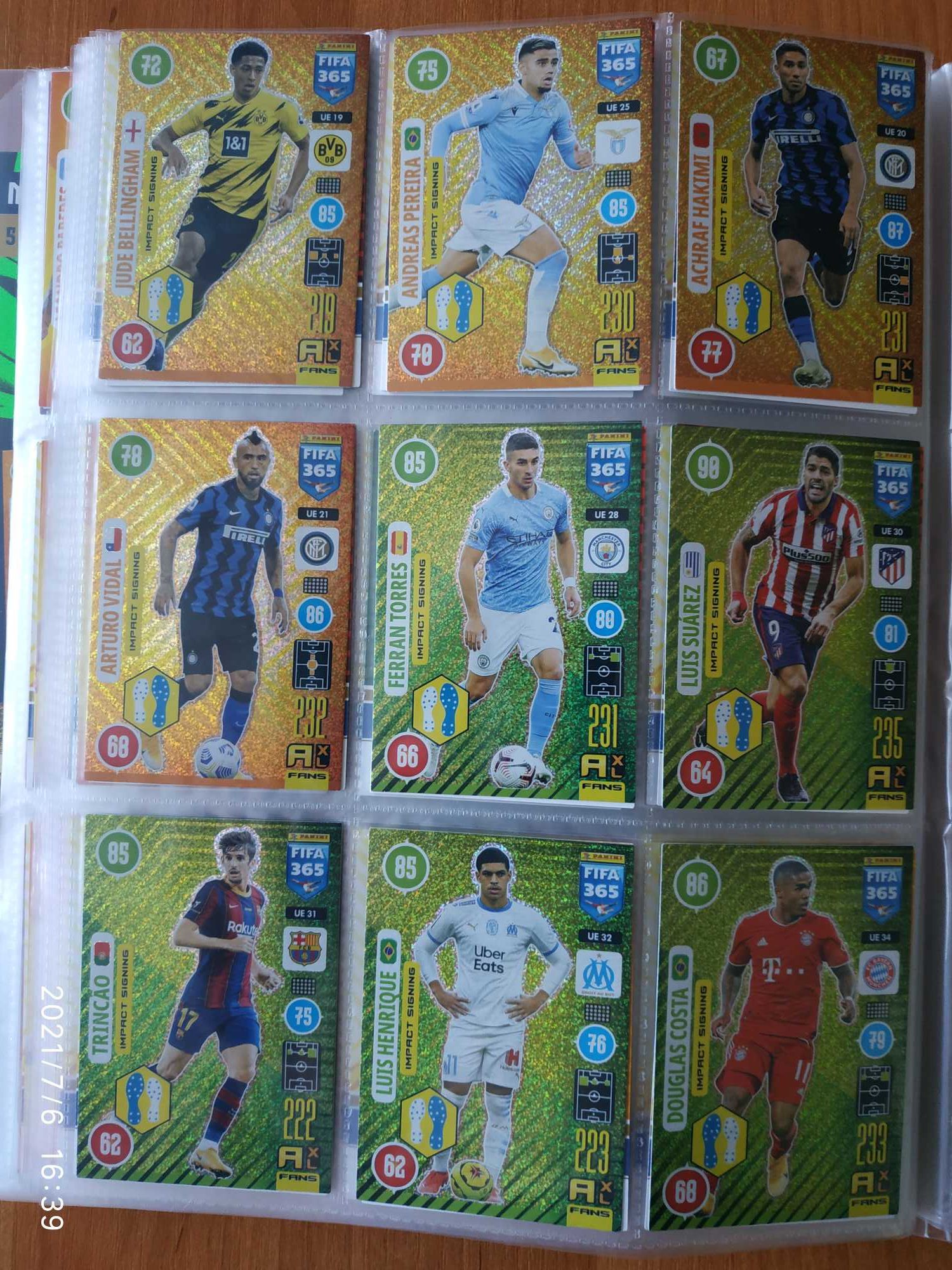 Karty Panini FIFA 365 Update Edition 2021 - 72 karty plus puszka kula