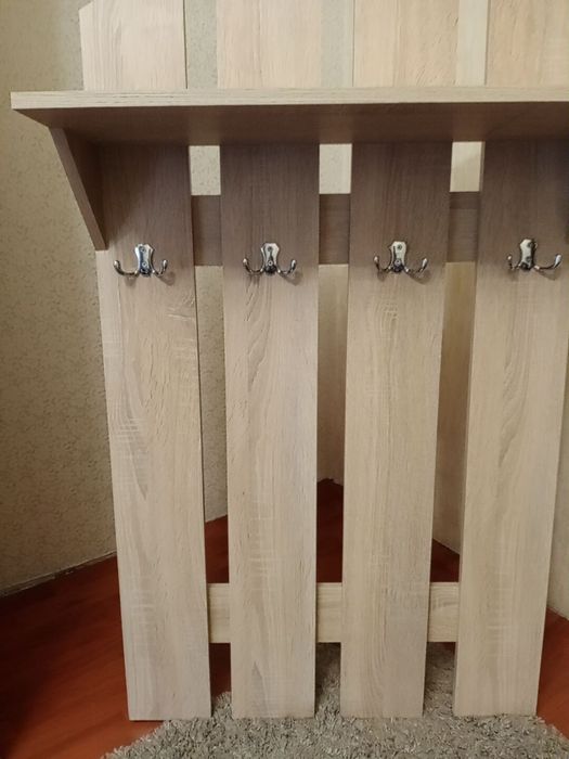 Настенная вешалка