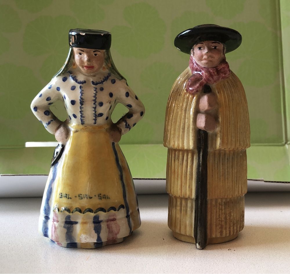 Saleiro e pimenteiro raros, trajes regionais