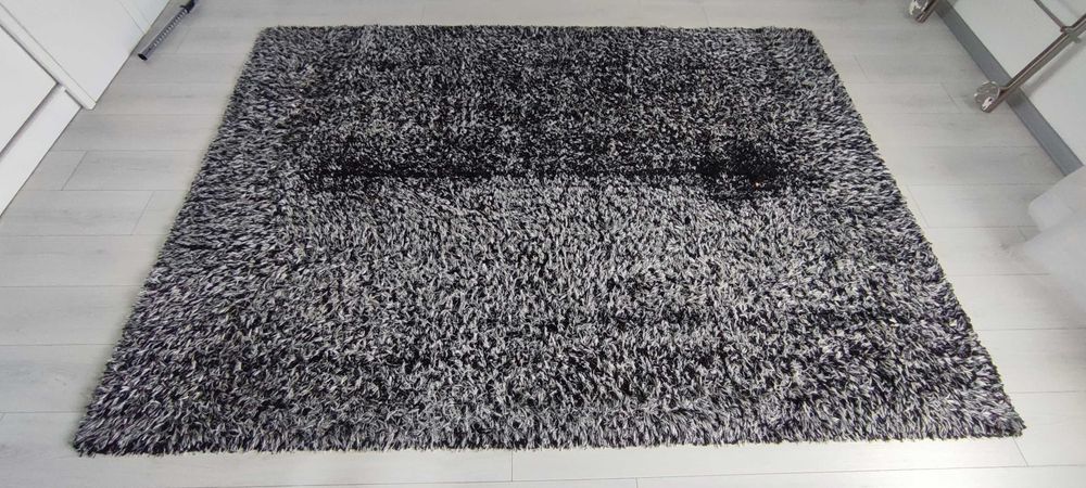 Dywan shaggy czarny biały