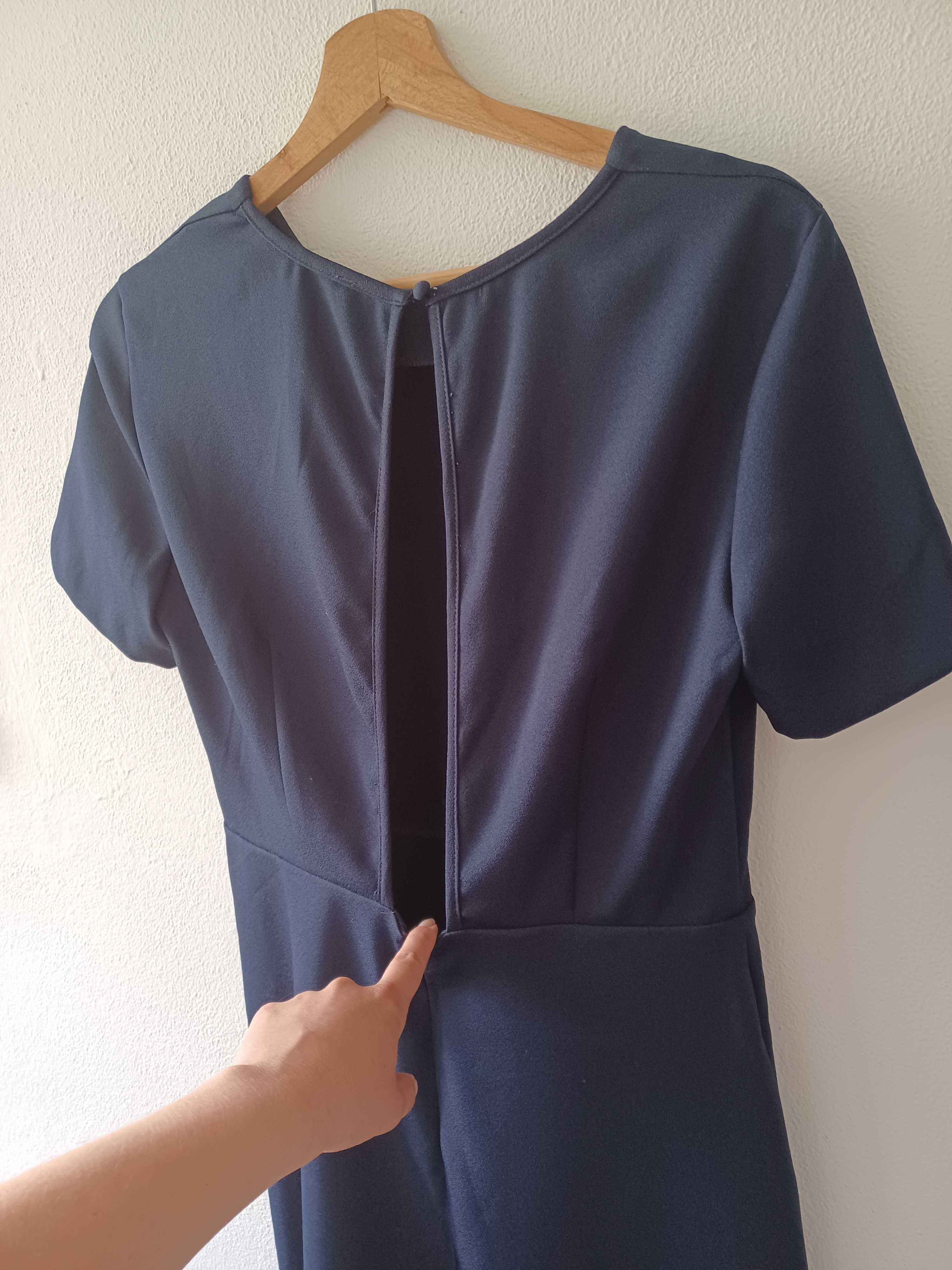 Vestido simples com abertura nas costas