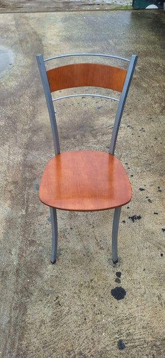 6 Cadeiras com tampo de madeira.