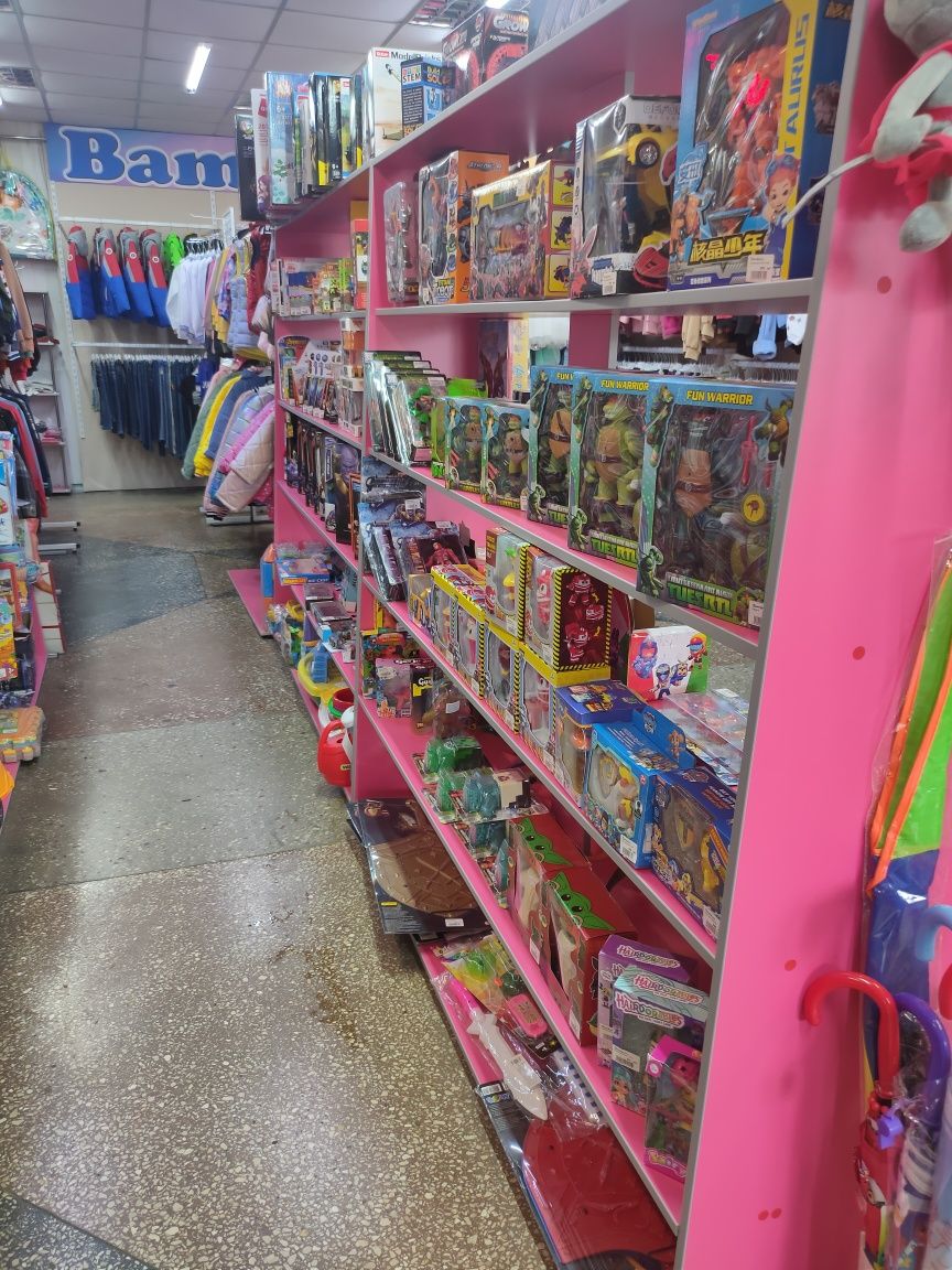 Продається магазин дитячих іграшок, одягу та взуття.