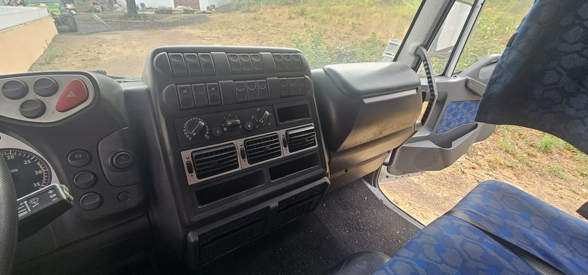 Camião iveco com plataforma