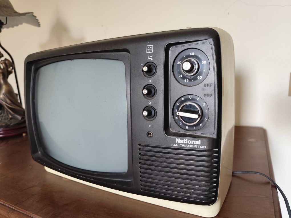 Televisão vintage anos 70 a funcionar