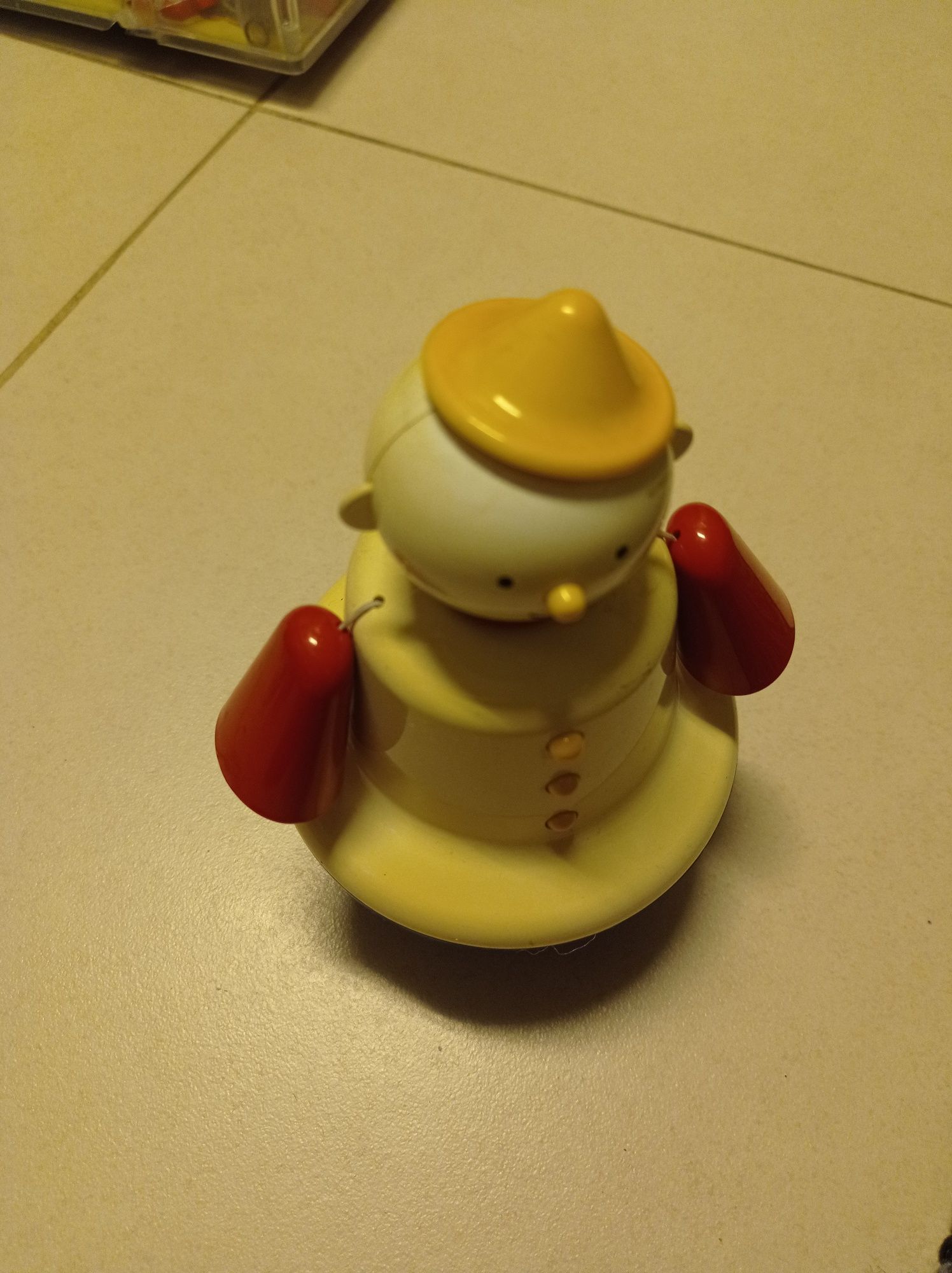 Boneco antigo de embalar sempre em pe