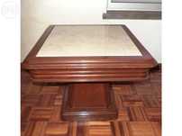 Mesa de centro em mogno.
