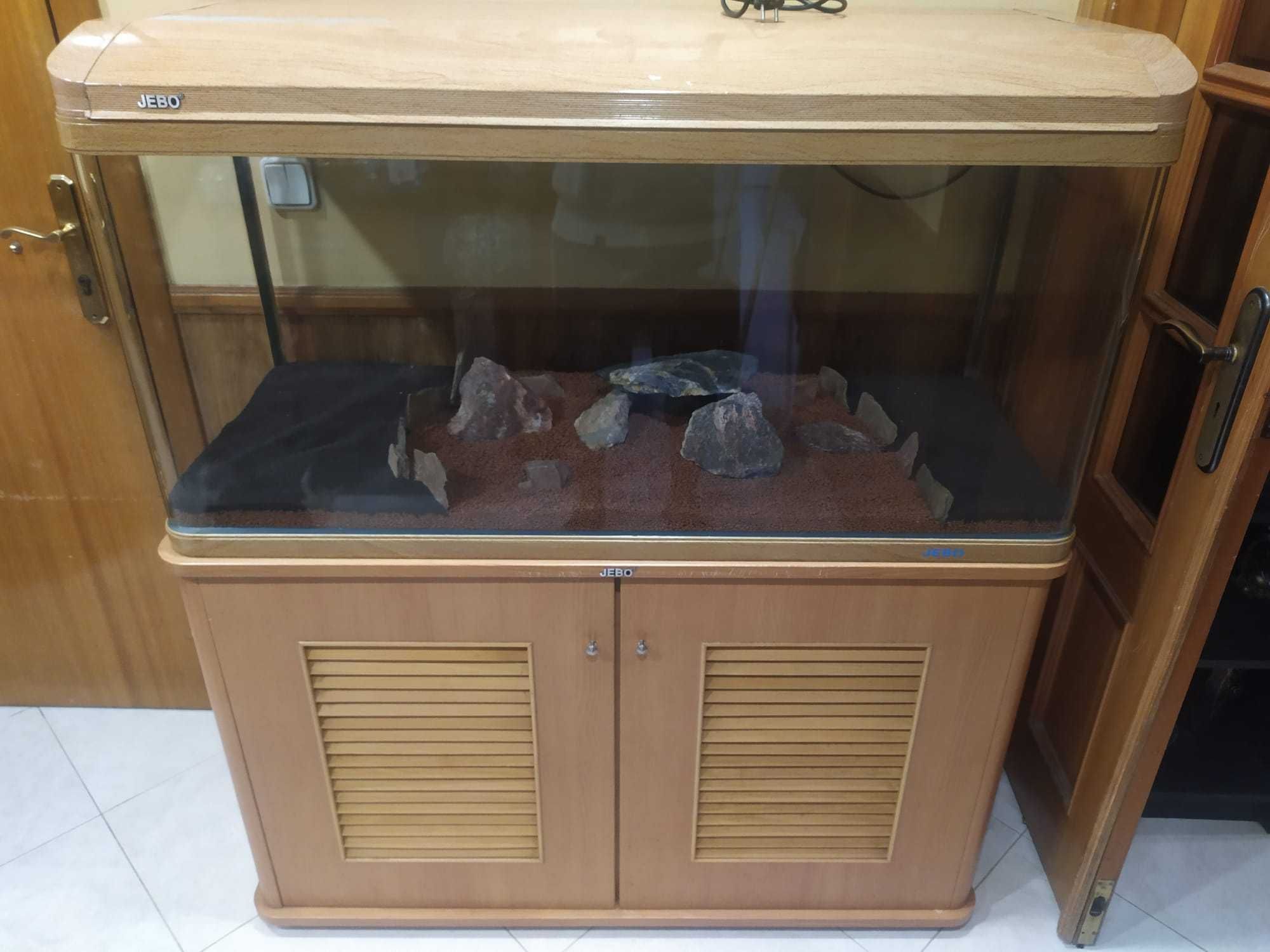 Aquário com 380l, móvel adjacente e artigos variados