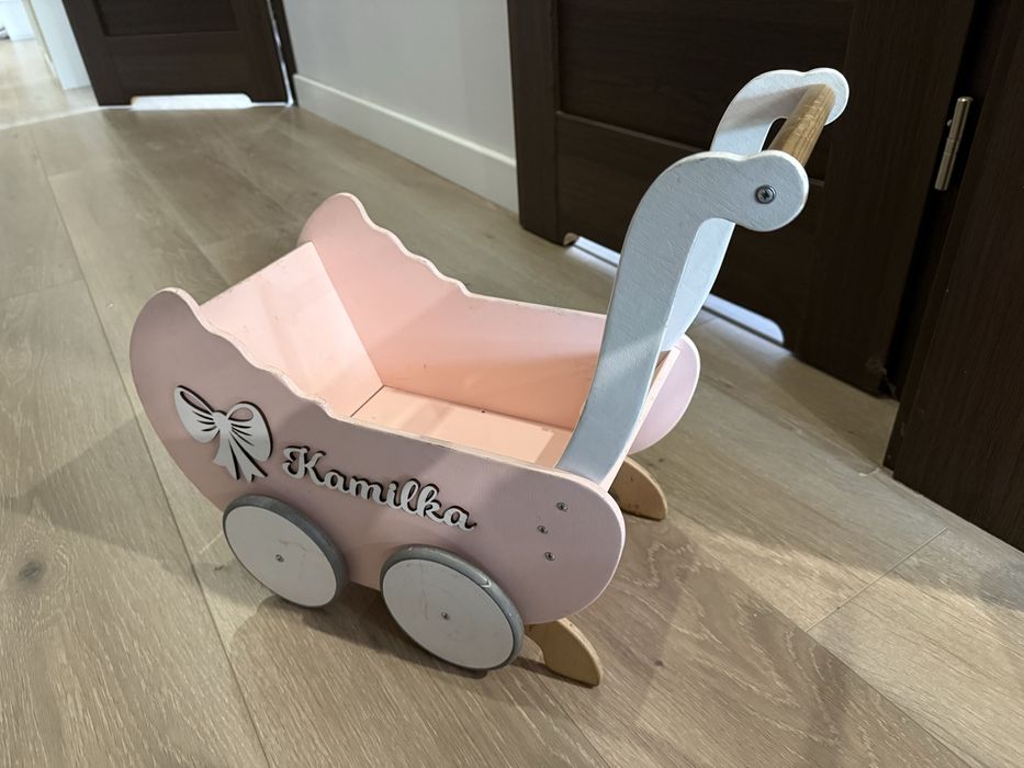 Drewniany wozek dla lalek z imieniem Kamilka