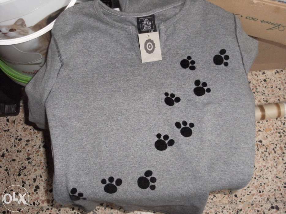 Blusa cinza juvenil com desenhos de patas de gato