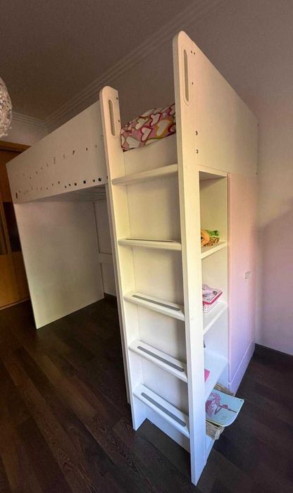 Cama alta  + secretária + colchão  (como novo)