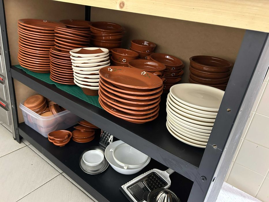 Pratos e taças em barro