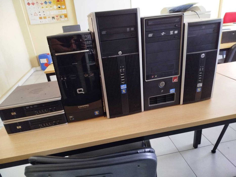 Vendo computadores antigos para peças ou reparação