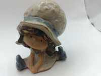 Figurka ceramiczna surowa glinka dziewczynka  w czapie
