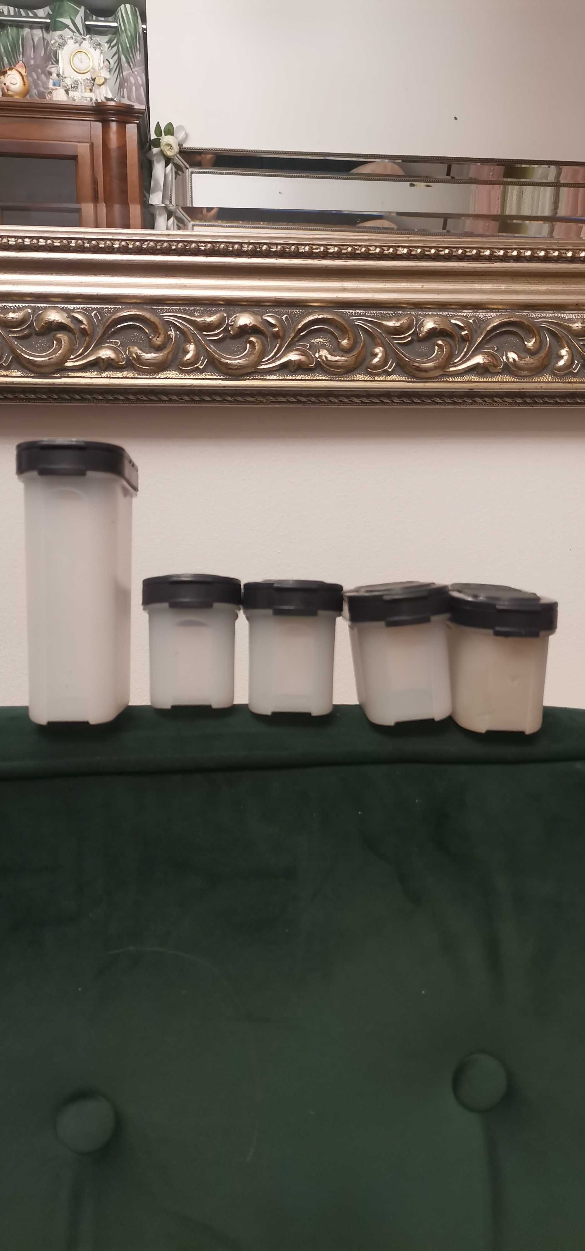 Pojemniki Tupperware na sypkie przyprawy. 5 szt. Ziołowe krasnoludki