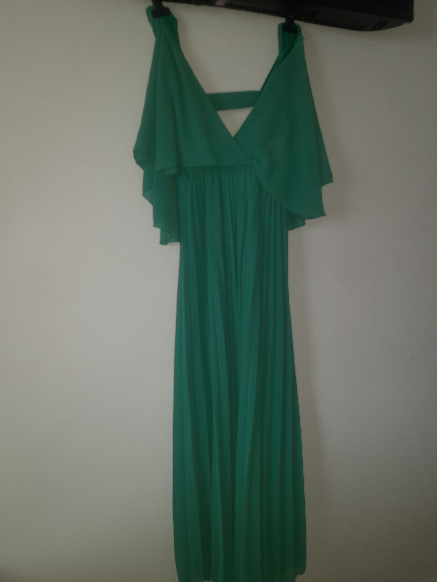 Vestido verde usado só uma vez.