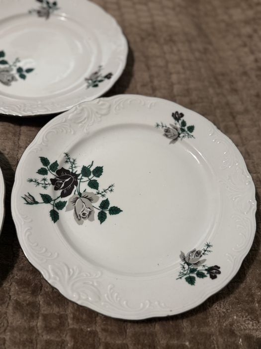 Trzy duże plaskie talerze