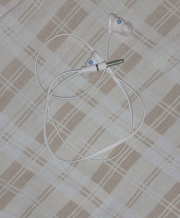 Auriculares com fio curto