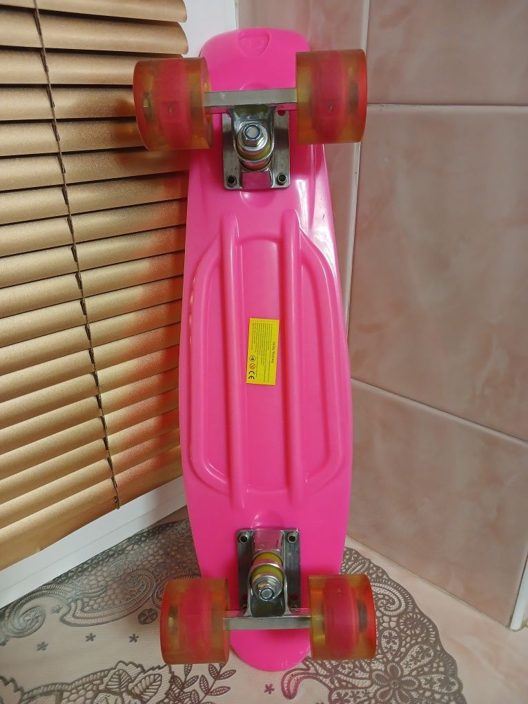 Скейт рожевий,пенниборд, колеса світяться.