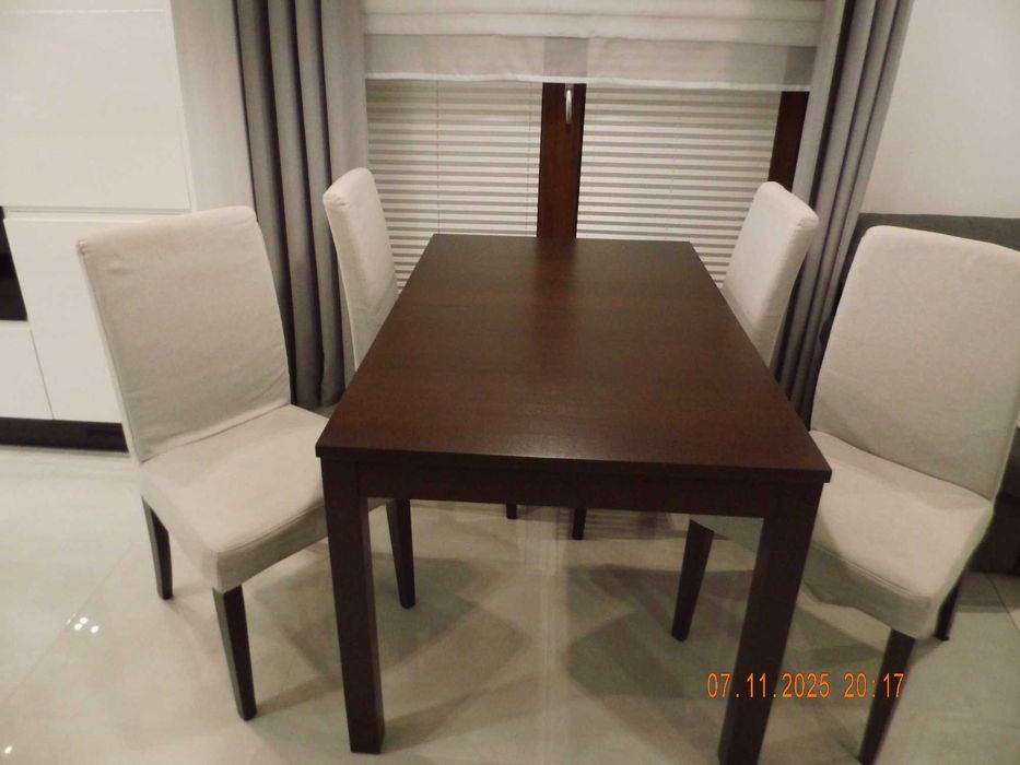 Stół jadalniany z krzesłami