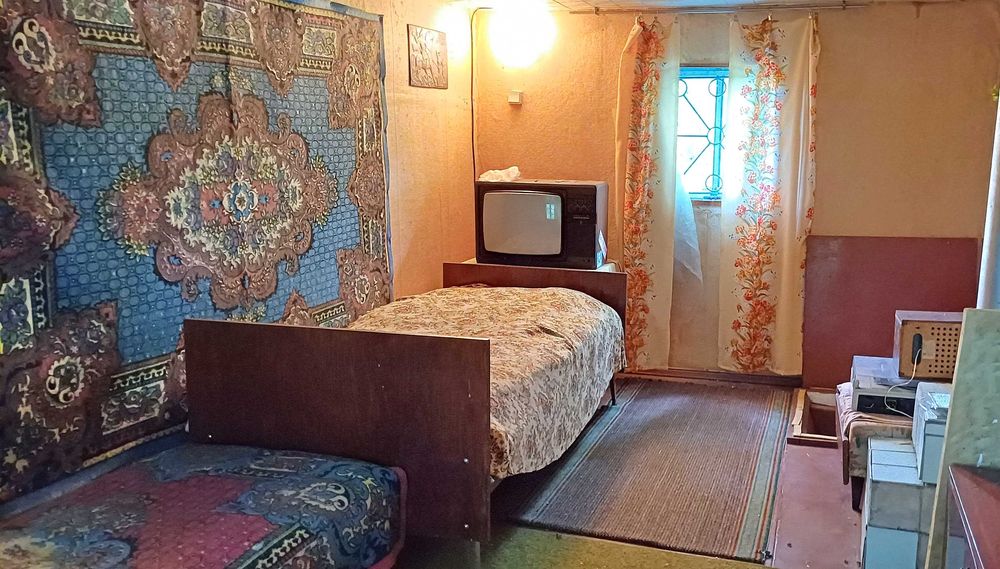 Терміново продам цегляний дачний будинок з гаражем і садом