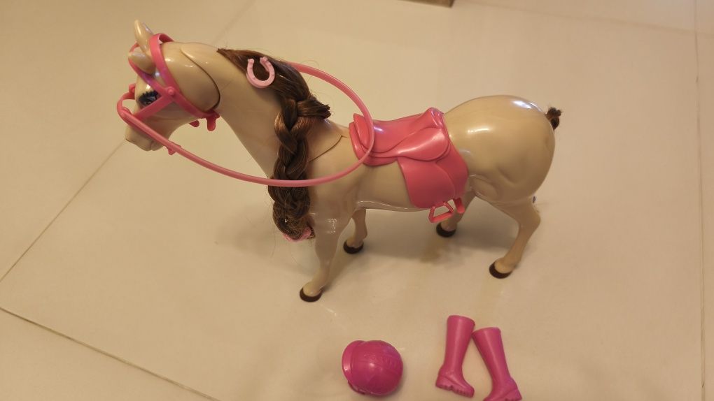 Koń dla lalki Steffi + buty i kask
