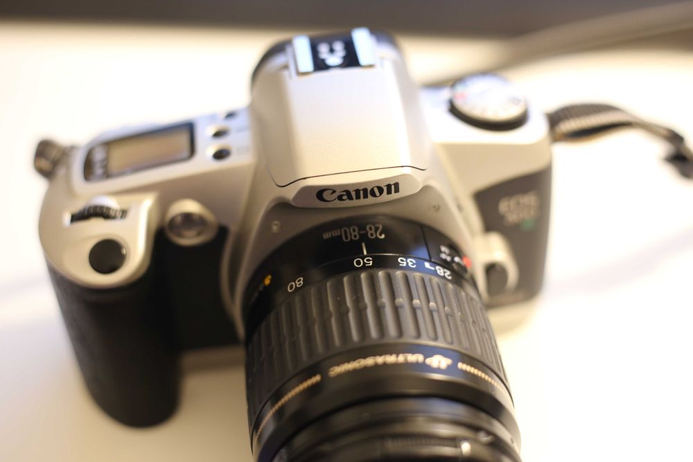Canon EOS 500n (de rolo) com lente Canon EF 28-80mm f/3.5-5.6 II USM